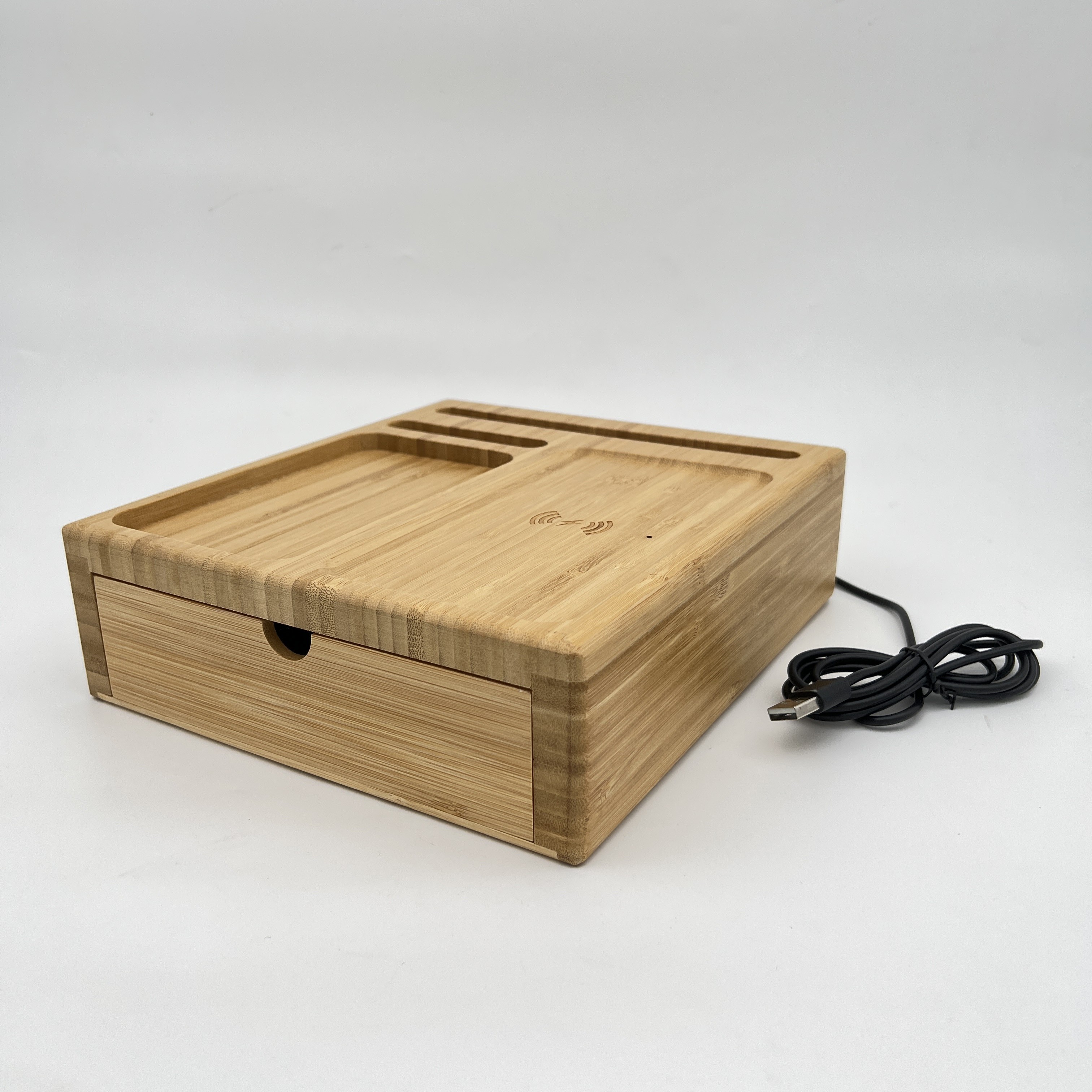 Cargador inalámbrico de bambú de madera de 10W con organizador de escritorio para dormitorio 