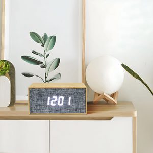 Reloj despertador de madera con temperatura digital LED y cargador inalámbrico